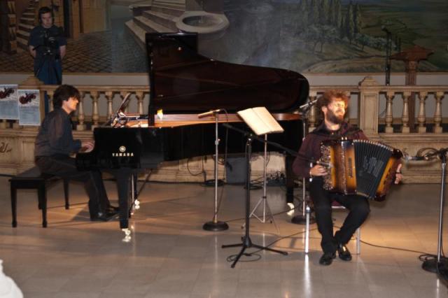 il Duo Daniele Ingiosi - Giovanni Valle mentre esegue "Valzer sentimentale" di Francesco Marino